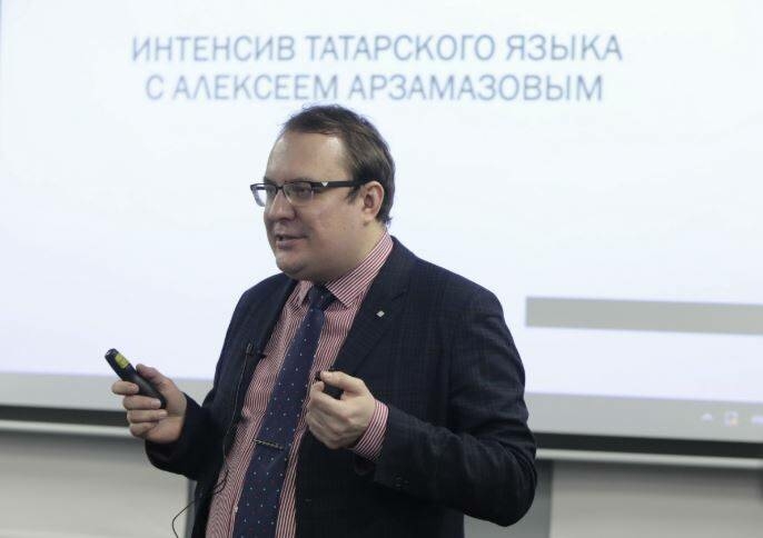 «5 дәрестән соң әни белән татарча сөйләшәм»: Ана сөте белән кермәгәнне Арзамазов сеңдерә