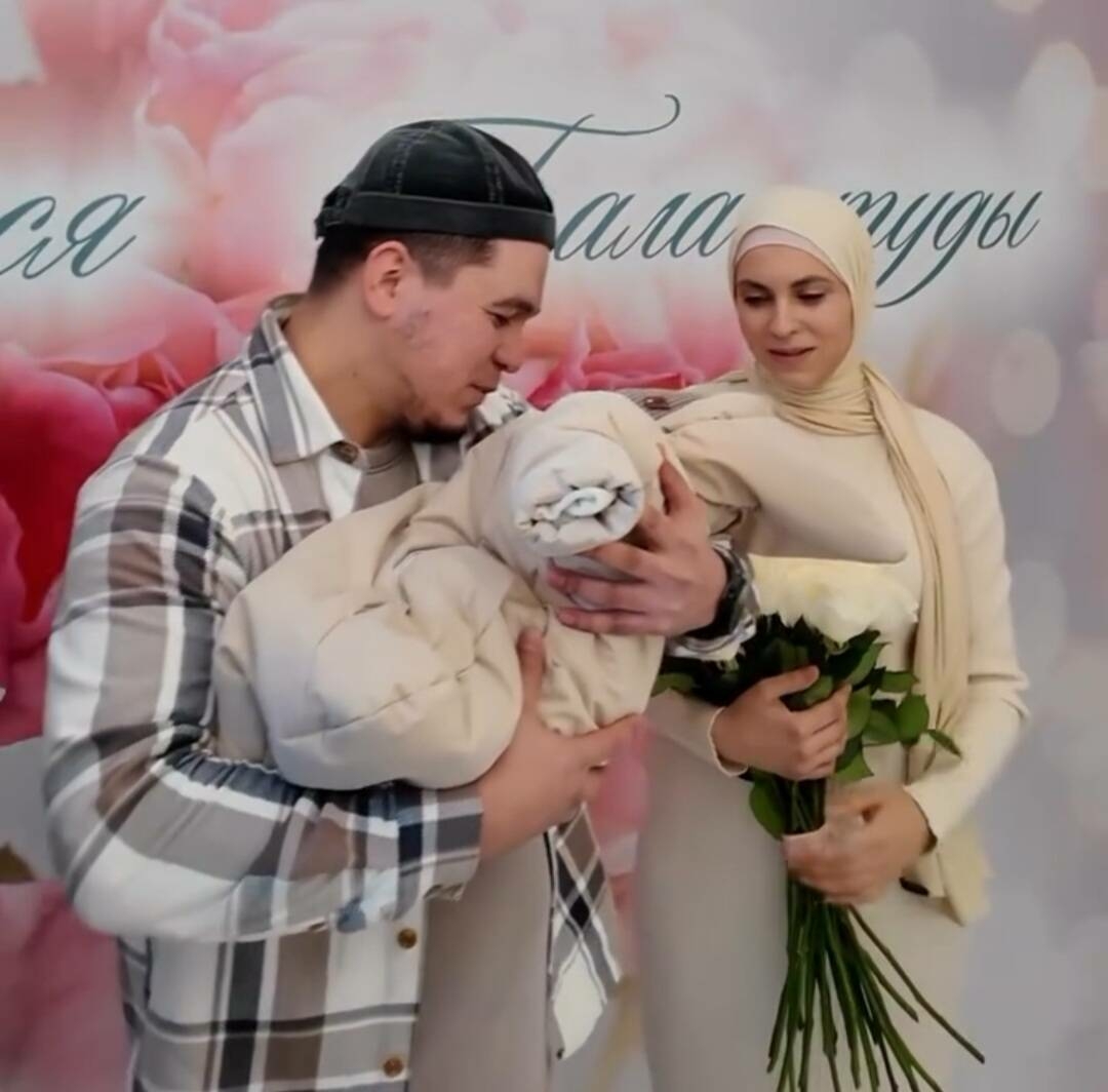 Фаил Баязитов хатынын һәм улын бәби тудыру йортыннан үзенчәлекле итеп каршылаган