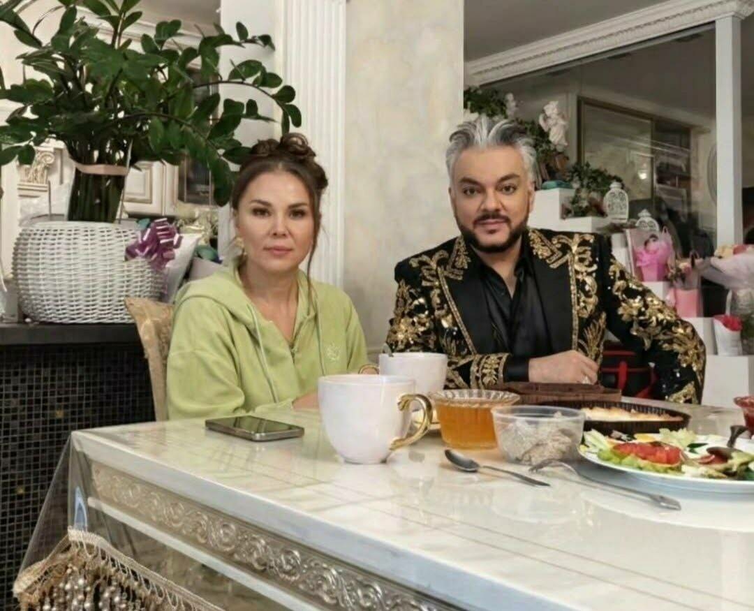 «Елап та алды» - Гүзәл Уразова Филипп Киркоров белән «чәй эчкән»