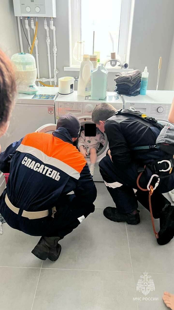 Казанда 2 яшьлек бала кер машинасы эченә кергән һәм үзе чыга алмаган