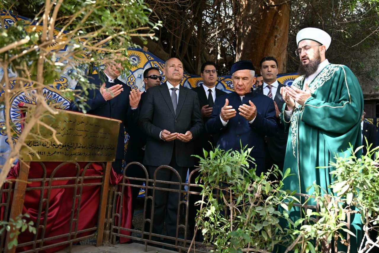 Рөстәм Миңнеханов Каһирәдә Муса Бигиев каберендә булды