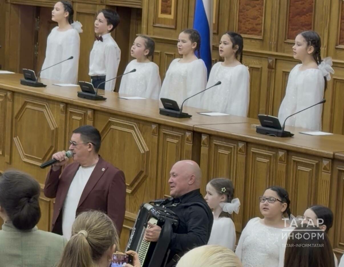 Бүген Татарстан Дәүләт Советында Салават Фәтхетдинов җырлады