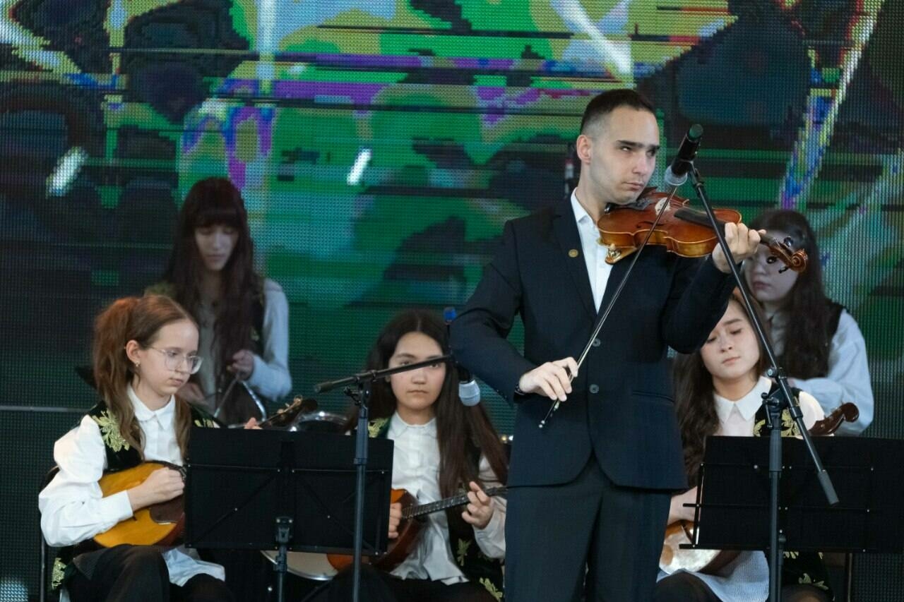 «Мәктәптән кайтканда елый идек»: Күрмәүче скрипкачы, педагог Җәмил Хәмитов тарихы