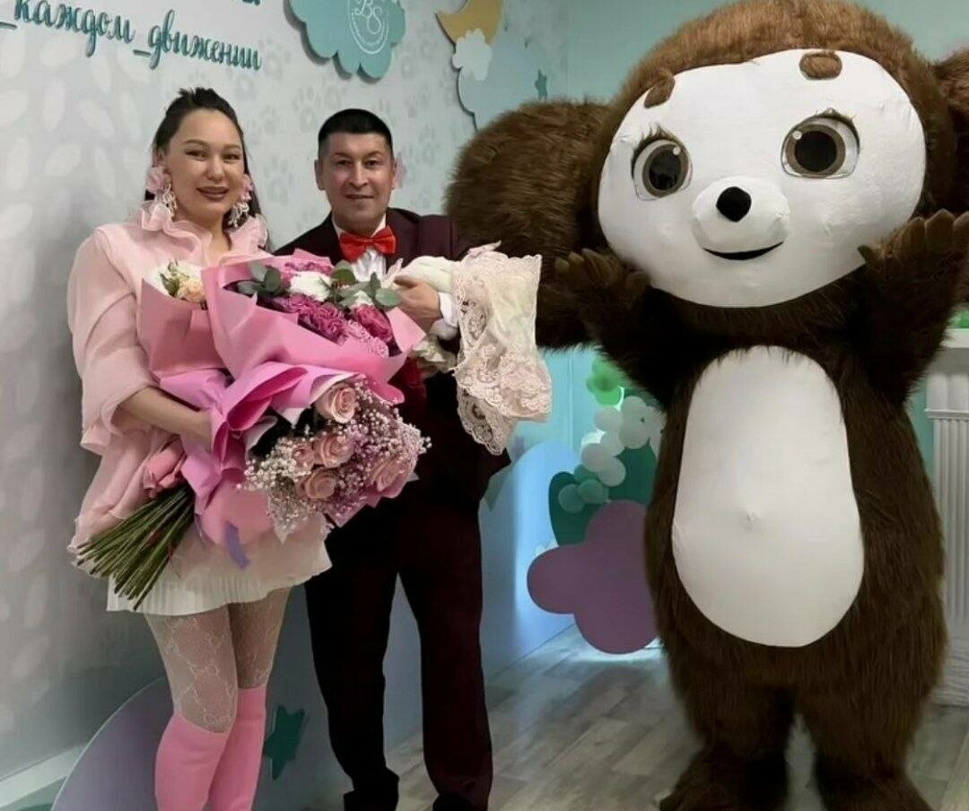 «Тормыш без гадәтләнгән сценарий буенча гына бармый»: популяр артист 51 яшендә әти булган