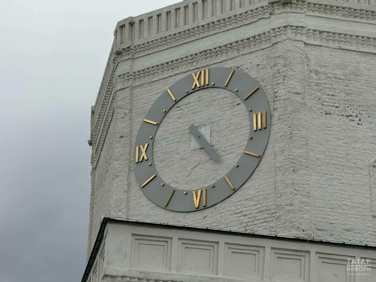 Көчле җил Казан Кирмәненең Спас манарасындагы сәгать угын куптарган