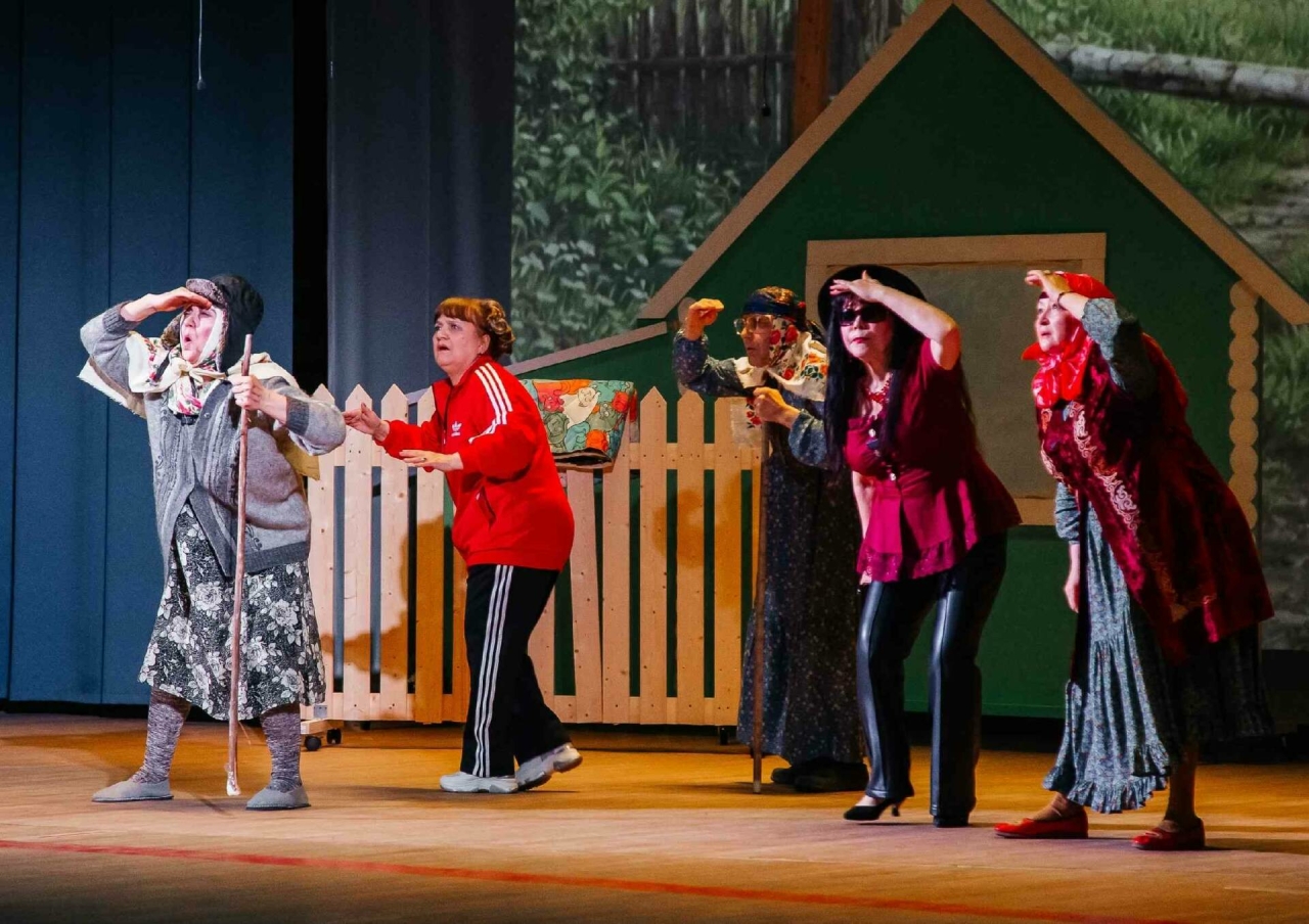 Питер татар театры премьера чыгарды: «Кызлар карый ярыктан» яки әбиләр орден эзли