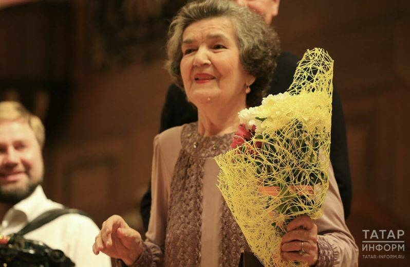 Флера Сөләйманованың «Әниемә» җыры язмышы: татарныкына әйләнгән казах җыры