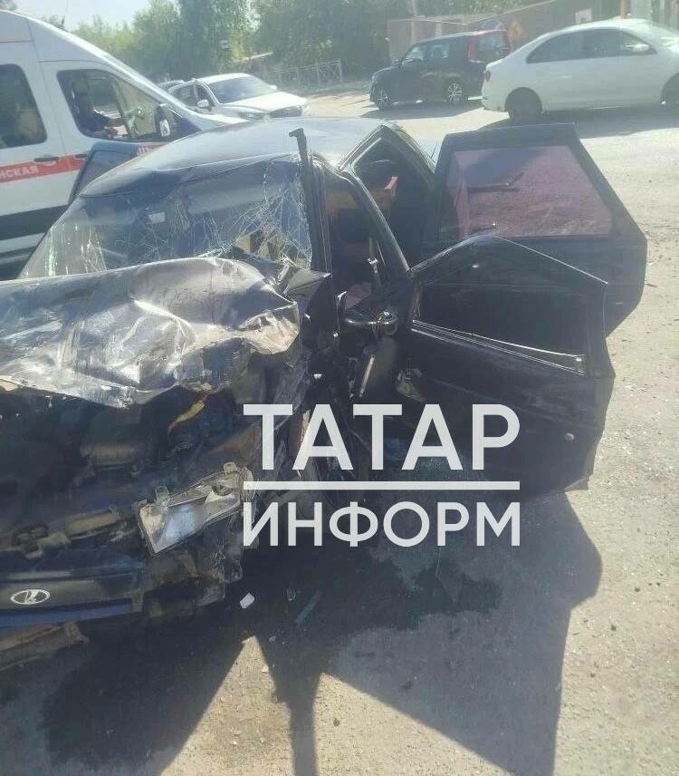 Казанда авариягә очраган машинада бер ир-ат кысылып калган