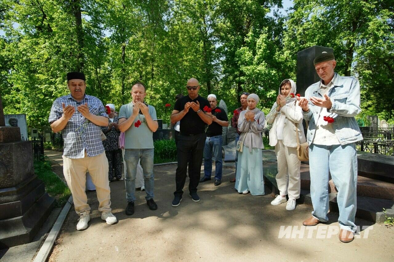 «Исемен тергезергә иде»: Яңа Татар зиратында Хөсәен Ямашев рухына дога кылдылар