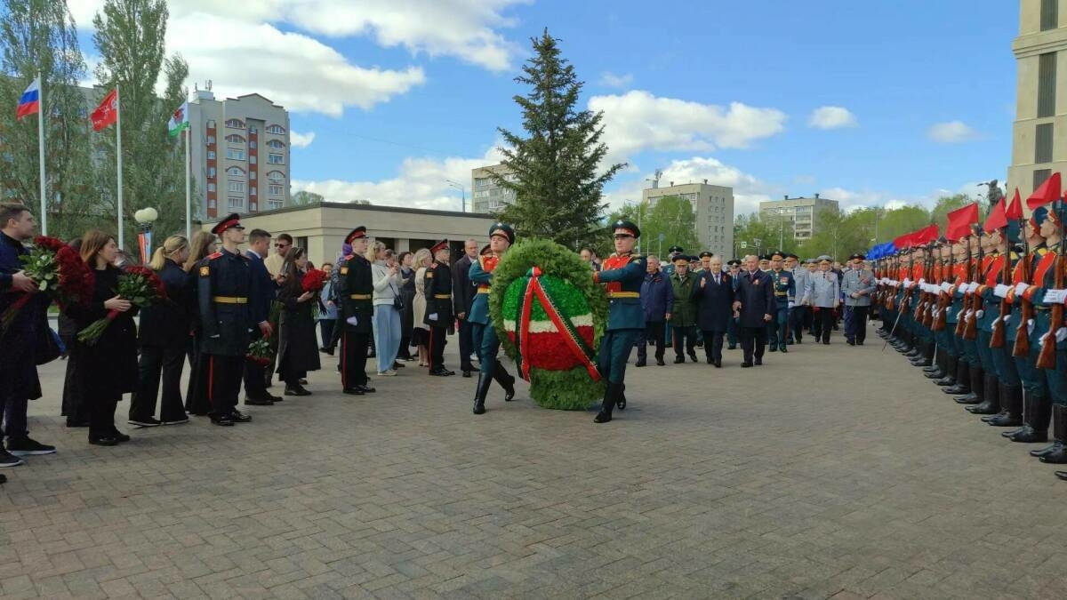 Казанның Җиңү Паркында Мәңгелек утка тантаналы рәвештә чәчәкләр салдылар