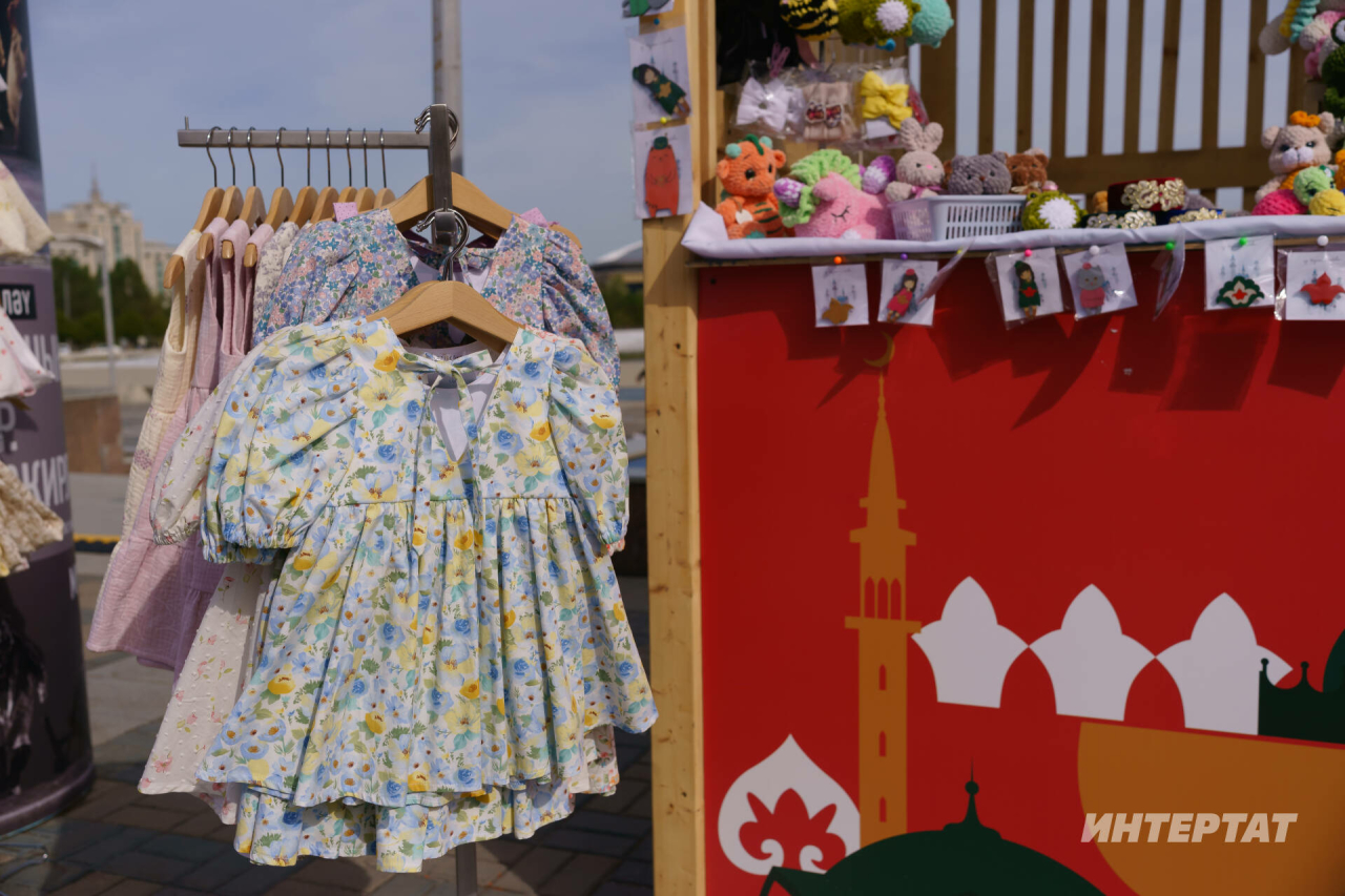 Баланың тәне кызарса, гаеп киемдә булырга мөмкин: матур синтетикага кызыкмагыз