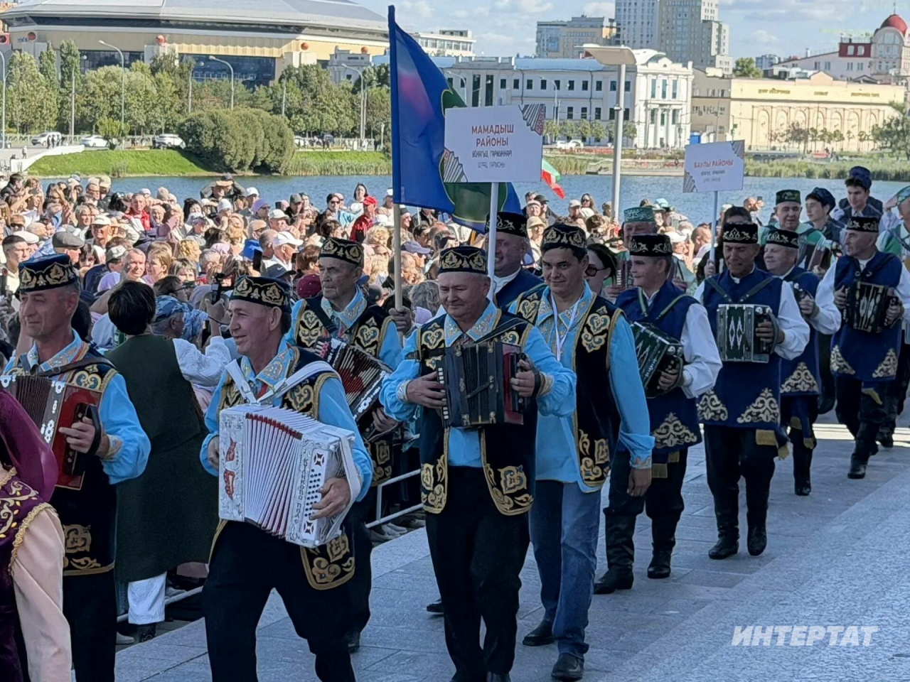 «Без – гармунлы халык»: Республика көнендә меңгә якын гармунчы Казан урамнарыннан узды