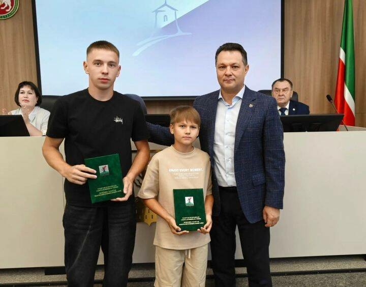 Чаллыда яшәүче үсмер Алабуга районында суда бата башлаган кызны коткарган